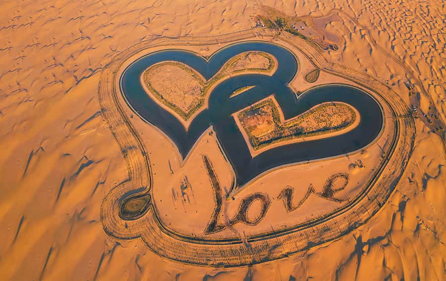 Озеро любви в форме сердец в Дубае